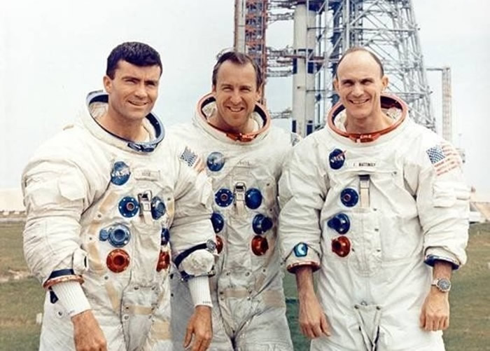 13ŷ50 ԱJim LovellFred Haise